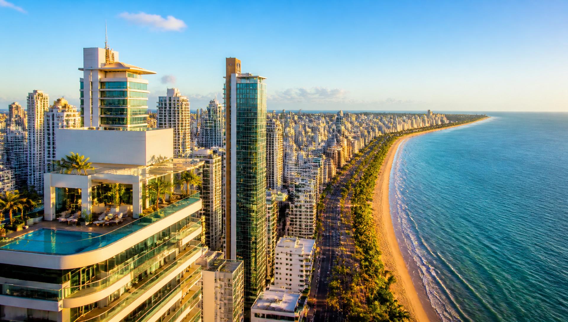 Vista aérea da orla de João Pessoa com edifícios de alto padrão